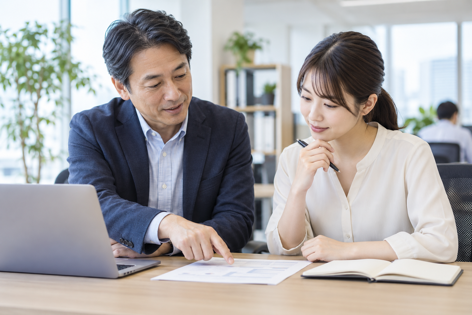 部下に考える余地を残しながら仕事のポイントを共有する上司