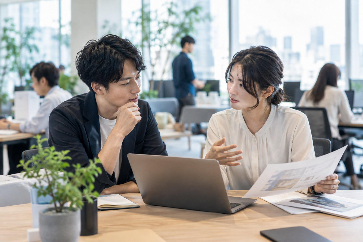 希望する別部署の仕事に小さく関わり始めるビジネスパーソン
