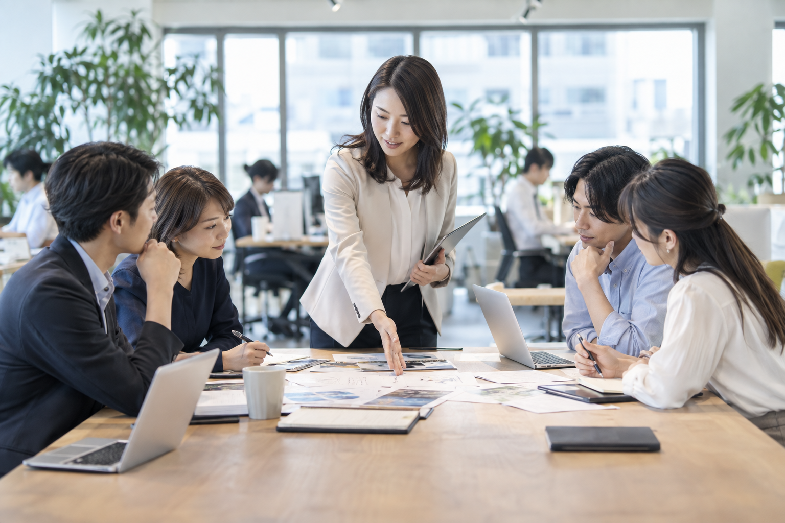 複数の関係者の間に入り仕事を前へ進めるビジネスパーソン