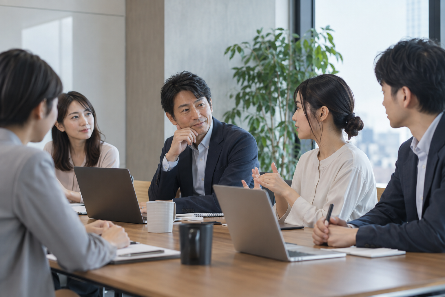 会議で参加者の懸念を丁寧に引き出すチームリーダー