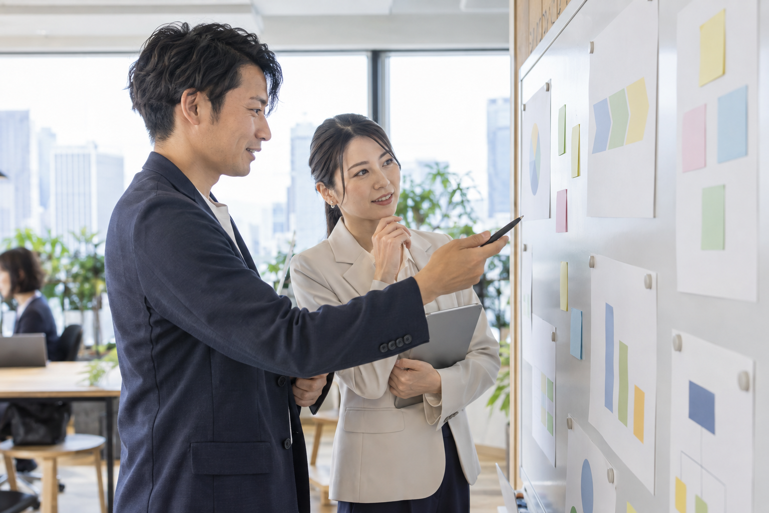 責めずに途中の進捗と障害を確認するチームリーダーと部下
